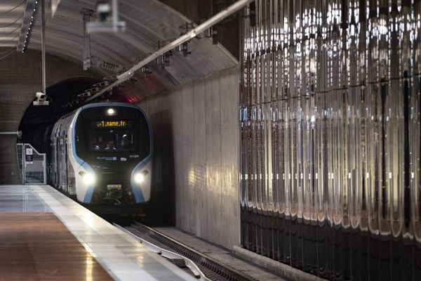 Un RER NG arrive en gare de la Defense Grande Arche