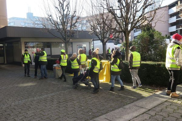 Ce jeudi matin 14 février 2019, des gilets jaunes se sont présentés devant l'agence de Thonon du Dauphiné Libéré.