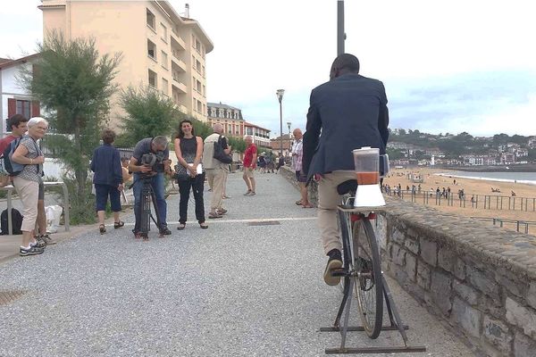 La smoocyclette en démonstration sur la côte basque. 