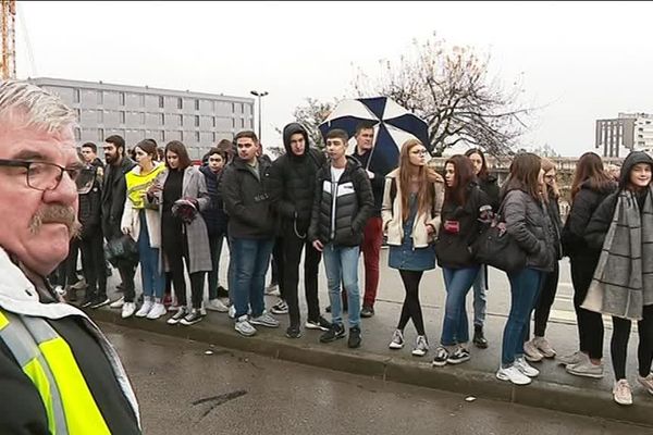 Les lycées bloquaient ce matin les accès au lycée Duhamel.