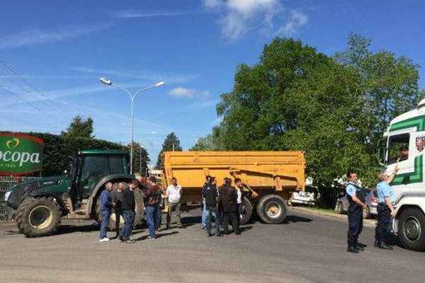 Les éleveurs du massif central sont rassemblés devant l'abattoir de Villefranche d'Allier pour demander une révision des cours du kilo de carcasse bovine en France