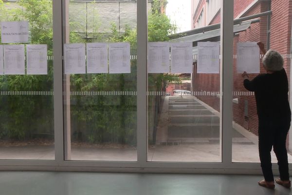 L'affichage des résultats du Bac 2023 ce mardi au lycée Fermat à Toulouse