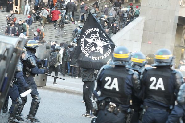 Une manifestation de jeunes "antifascistes", place de la Bastille, à Paris.