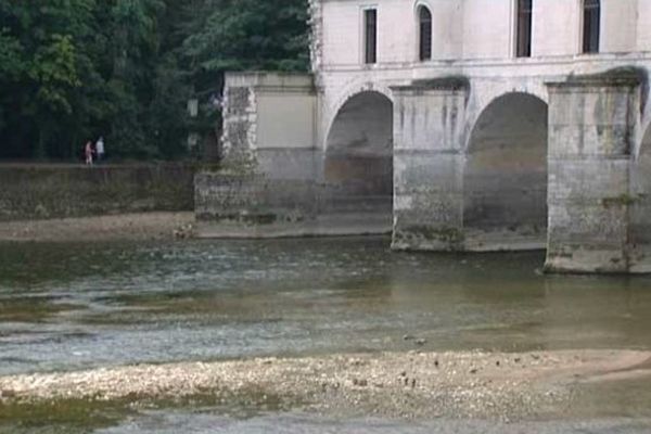 Le niveau du Cher sous les arches du château de Chenonceau