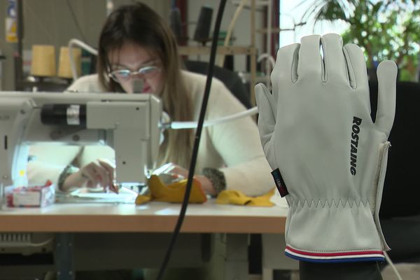 Une entreprise aindinoise fabrique des gants sur-mesure pour les personnes qui ont été blessées ou amputées de doigts.