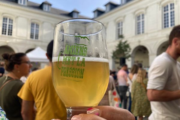 Pour sa 7ème édition, le festival de bières artisanales "Amiens met la pression" est de retour au cloître Dewailly à Amiens.