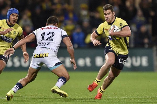 Le centre de l'ASM Damian Penaud  face aux grenoblois Nigel Hunt, le 5 novembre 2016 au Stade Michelin à Clermont-Ferrand. 
