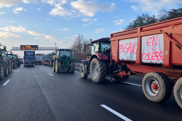 Les tracteurs sont à l'arrêt dans les deux sens de circulation à hauteur d'Albon.