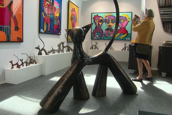 Une cinquantaine de galeristes et près de 300 artistes exposent leurs œuvres jusqu'au 7 avril 2024 pour la première édition de la foire Art Up ! à Grenoble.