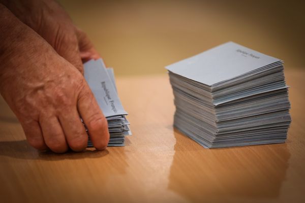 L'Ardèche peut-elle passer du rose au bleu ? Ce bastion de la Gauche depuis 23 ans a vu la Droite virer en tête le 20 juin 2021 lors du premier tour des élections départementales.