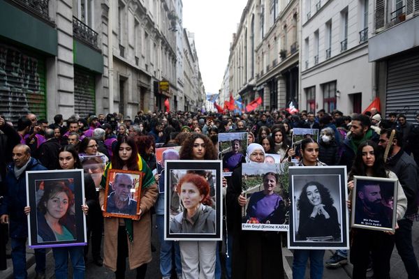 Des portraits des victimes de la rue d'Enghien tuées le 23 décembre 2022 et de celles assassinées en janvier 2013 rue La Fayette. Des centaines de personnes se sont réunies lors d'une marche blanche le 26 décembre 2022.