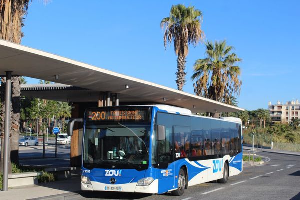 Depuis le 1er janvier 2021, les usagers ne peuvent plus prendre le bus 200 et le 400 avec leur pass Envibus de la communauté d'agglomération Sophia-Antipolis.  