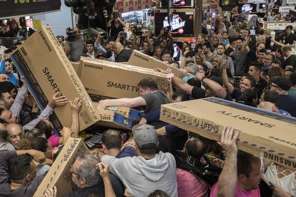 Apocalypse, novembre 2017. Des dizaines de consommateurs brésiliens se jettent sur des écrans de télévision, vendus à prix cassés à l’occasion du « Black Friday ».