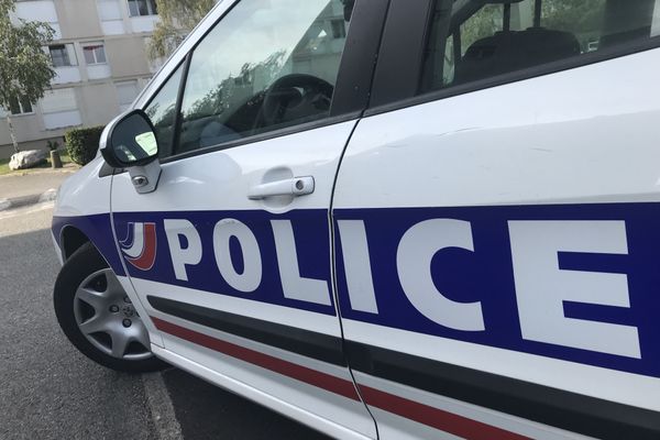 Les Policiers ont procédé à deux interpellations dans la Métropole de Lyon, lundi 2 novembre 2020, jour d'hommage à Samuel Paty dans les établissements scolaires. Un lycéen de 15 ans a été mis en examen pour menace de mort envers un professeur.