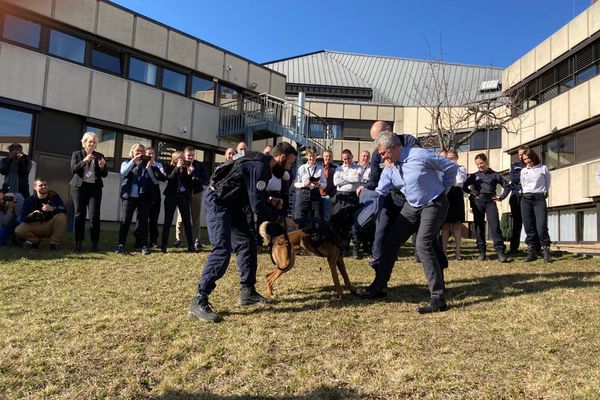 A Clermont-Ferrand, des policiers sont sensibilisés à la lutte contre la maltraitance animale.