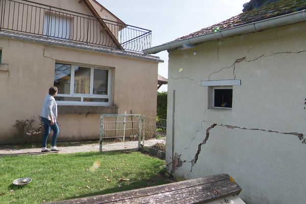 Cette maison et sa dépendance sont rongées par les fissures causées par les sécheresses à répétition