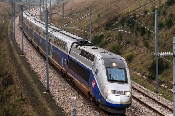 Un TGV percute des plaques de béton sur la ligne Aix-en-Provence/Paris