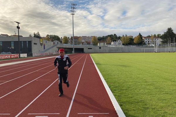 André Lacour court tous les jours sur la piste du stade Philippe-Marcombes de Clermont-Ferrand. 