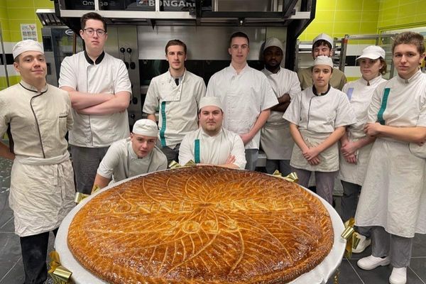 Défi réussi pour les apprentis du CIFA d'Auxerre avec une galette d'1,2 mètre de diamètre !