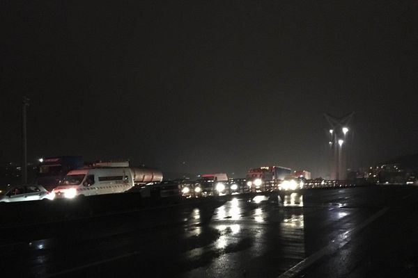 Le pont Flaubert à Rouen est bloqué par des manifestants opposés au projet de réforme des retraites, depuis 6 heures ce matin vendredi 13 décembre