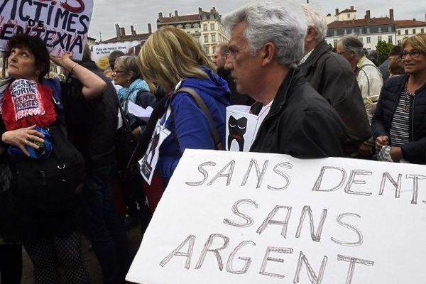 Manifestation contre Dentexia le 9 mai 2016 à Lyon. 