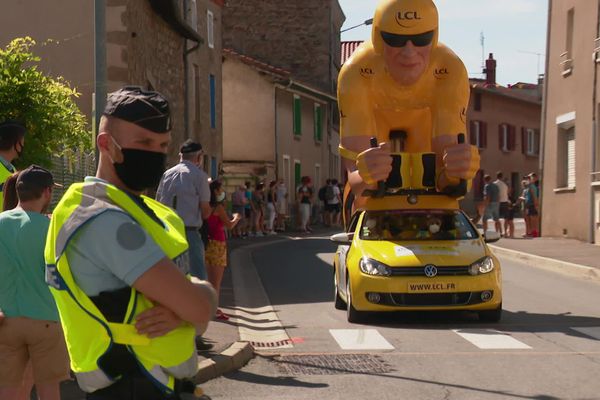 Samedi 12 septembre, la caravane du Tour dans les Monts du Lyonnais. Quand le Tour de France passe par le département du Rhône, ce sont les gendarmes qui assurent la sécurité... A Lyon, les policiers prennent le relais.