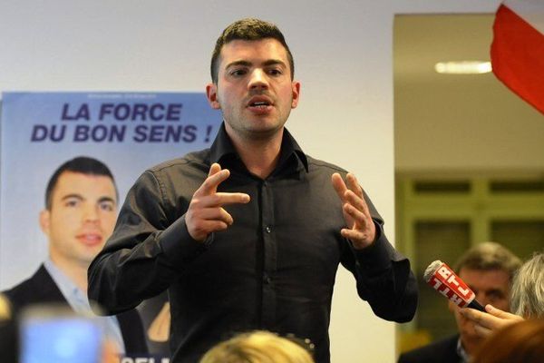 Fabien Engelmann, FN, célébrant l'annonce de son élection à la mairie de Hayange (Moselle) le 30 mars 2014.