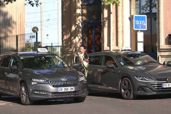 Devant la gare d'Agde (Hérault), les chauffeurs de taxis espèrent plus de fermeté à l'égard des chauffeurs VTC qui ne respectent pas la règlementation - août 2024.