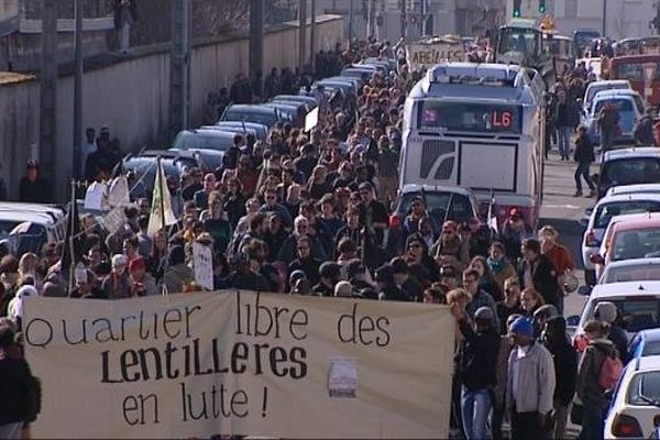 Près de cinq cents personnes ont défilé dans Dijon samedi 8 mars 2014 pour dénoncer le projet de construction d’un écoquartier sur le site du jardin collectif des Lentillères 