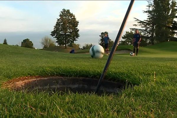 Venu de Hollande où il a été créé en 2009, le foot-golf se joue sur un green et utilise les mêmes règles que le golf... La balle est remplacé par un ballon. 