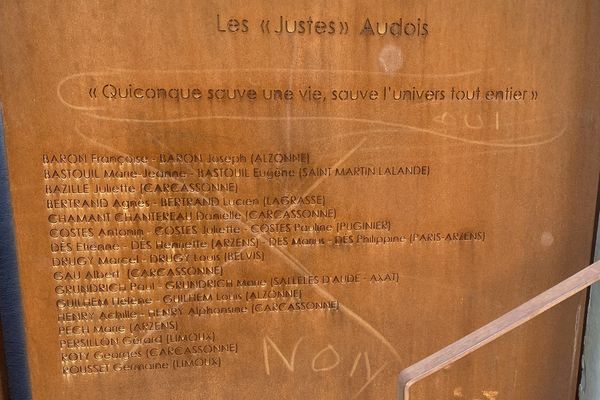 Des insciptions ont été retrouvées sur la plaque inaugurée le 19 août dernier à la mémoire des "Justes parmi les Nations" de l'Aude, installée sur le parvis de la cathédrale Saint-Michel à Carcassonne (Aude).