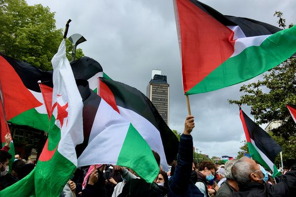 Les drapeaux palestiniens au grand vent nantais à l'appel des organisations des Droits de l'Homme.