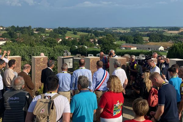 Élus et officiels du Tour de France ont rendu hommage à Raymond Poulidor devant la stèle qui lui est dédiée. En toile de fond, les paysages vallonnés du Limousin que Poupou n'a jamais cessé de parcourir.