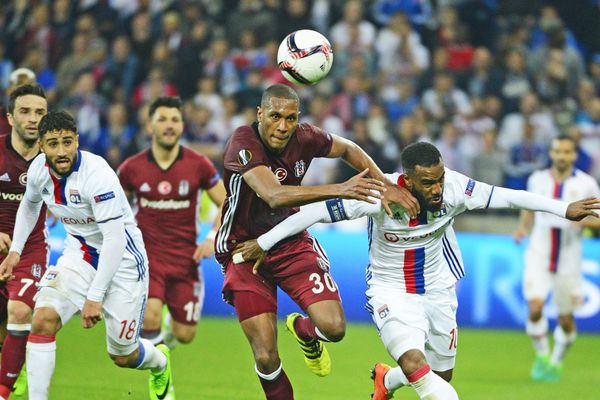 Marcelo ici aux prises avec Lacazette lors du match de ligue Europa contre le Besiktas Istanbul (2017)