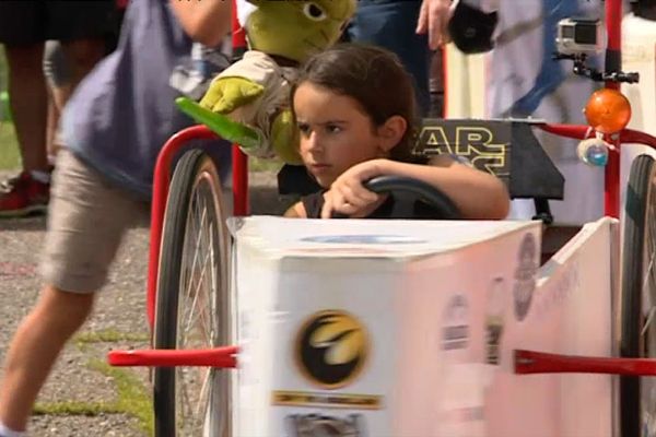 Une soixantaine de participants âgés de 5 à 80 ans ont participé à la 2e  édition du Grand Prix de push cars de Messigny-et-Vantoux, en Côte-d'Or