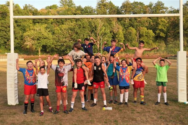 Avant de briller au stade de France, les stars du XV de France ont tous écouté les conseils d’éducateurs dans les écoles de rugby. L’histoire se poursuit, par exemple à l’Aixe Rugby Athlétique où les jeunes joueurs sont particulièrement motivés…