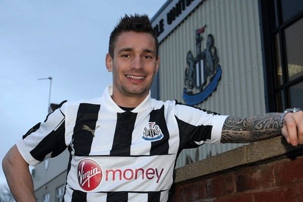 Debuchy pose avec son nouveau maillot de Newcastle. 