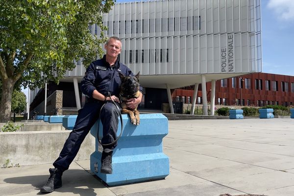 Thor avec son maitre actuel est l'un des 8 chiens de patrouille de la brigade cynophile de la police de La Rochelle.