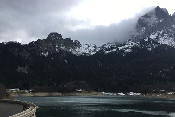 le lac de Bious, au pied du pic du midi d'Ossau