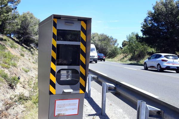 Cinq cents nouveaux "vrais" radars et plus de 10.000 leurres, les premiers en France, vont être installés sur les routes françaises dans les trois ans qui viennent.