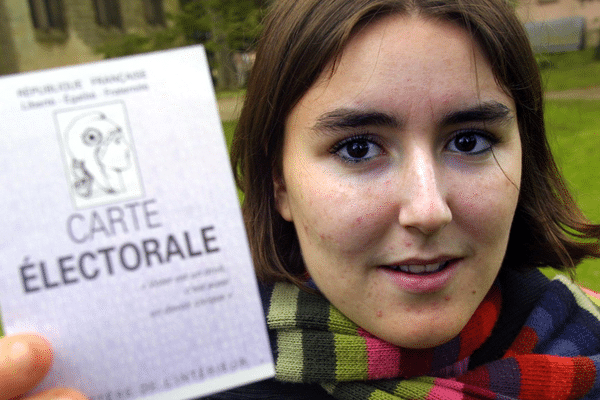 Julie Meste et sa carte d'électeur