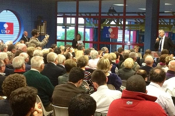 Laurent Wauquiez,vice-président de l’UMP, a animé une réunion publique lundi 29 avril à Montceau-les-Mines, à la salle du centre nautique. 