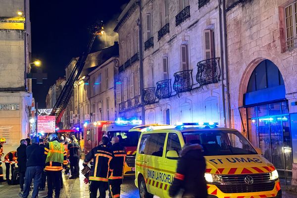 Les secours sont déployés rue Cordouan à La Rochelle où une violente explosion s'est produite au numéro 12, aux alentours de 21h, lundi 25 novembre 2024.