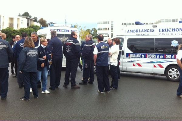 Les ambulanciers manifestent ce mercredi matin dans les rues de Poitiers (86)