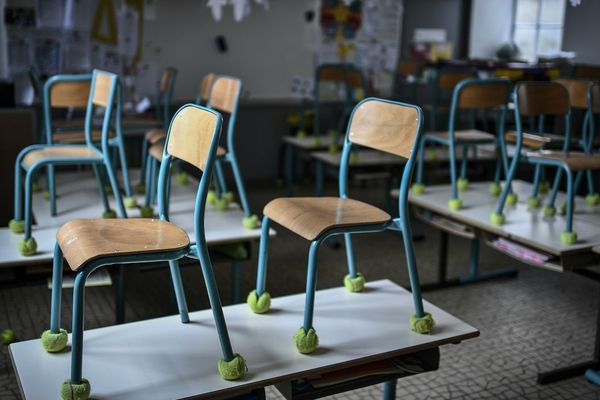 Les chaises des écoles prêtes à être déconfinées pour le 12 mai