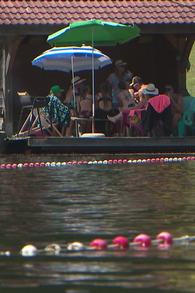 Pour se la "couler douce" au bord de l'eau, profitez des jeux aquatiques, nager ou bien plonger, pour rester fidèle à la discipline de son père fondateur... On peut tout faire sur la plage de la Beunaz à Saint Paul en Chablais.