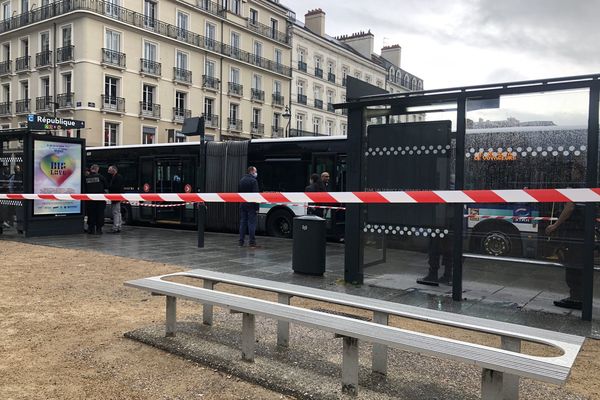 Place de la République, dans un bus, un adolescent de 15 ans a été visé par des coups de feu