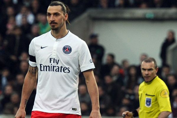 Zlatan Ibrahimovic avait estimé n'avoir "jamais vu un tel arbitre, dans ce pays de merde !" suite à l'arbitrage de Lionel Jaffredo (arrière-plan)