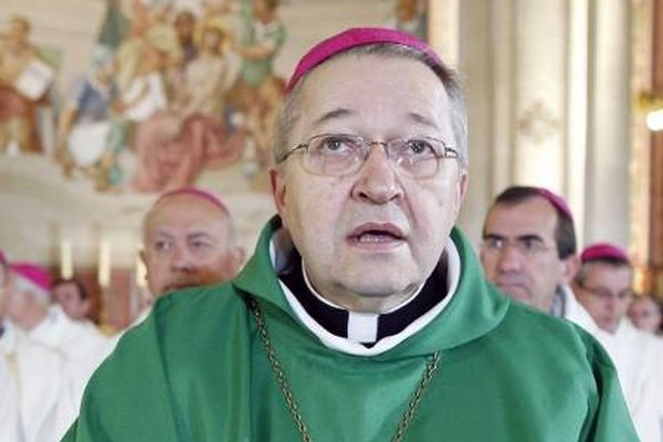 Monseigneur André Vingt-Trois pose en la basilique du Rosaire de Lourdes (2007)