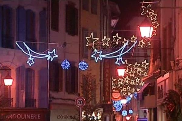 Garder la magie de Noël sans payer une note trop salée, c'est le défi de toutes les communes au moment de se parer pour les fêtes.